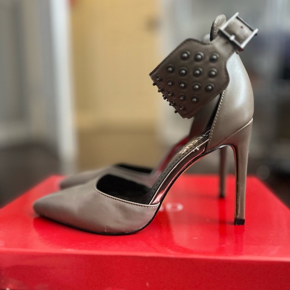 Gray Pointy Toe heels with think ankle strap. - Picture 4 of 9
